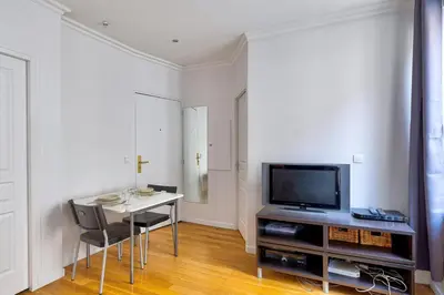 Télévision ou salle de divertissement dans l'établissement Bluestay 176 - Superbe Appartement à Paris