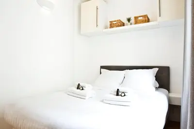 Un ou plusieurs lits dans un hébergement de l'établissement Bluestay 275 - Charmant Appartement à Paris