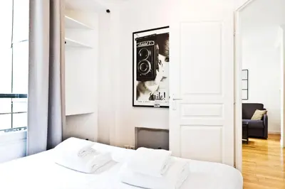 Un ou plusieurs lits dans un hébergement de l'établissement Bluestay 275 - Charmant Appartement à Paris