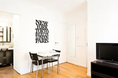Télévision ou salle de divertissement dans l'établissement Bluestay 275 - Charmant Appartement à Paris