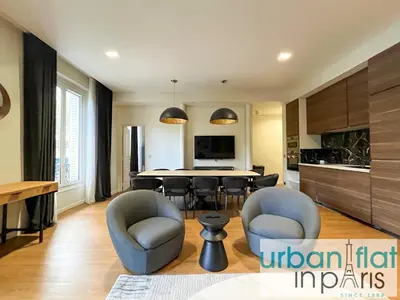 Télévision ou salle de divertissement dans l'établissement Urban Flat 119 - Spacious 5 Bedroom Flat in Paris