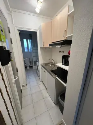 Cuisine ou kitchenette dans l'établissement Charmant appartement aux Portes de Paris - 2PAX