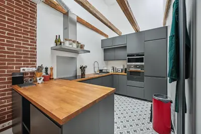 Cuisine ou kitchenette dans l'établissement Grandeur Cachée du 15e - avec parking