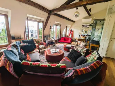 Coin salon dans l'établissement Vaste loft avec vue - Trudaine