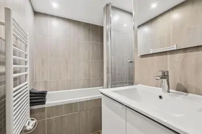 Salle de bains dans l'établissement 03 Tour Eiffel Appartement pour 7 personnes