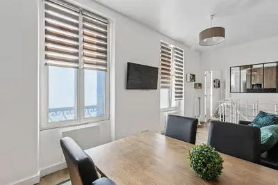 Télévision ou salle de divertissement dans l'établissement 03 Tour Eiffel Appartement pour 7 personnes