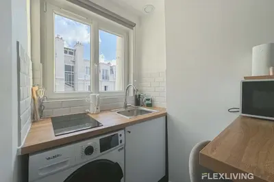 Cuisine ou kitchenette dans l'établissement Flexliving - studio - Legendre