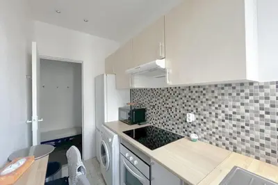 Cuisine ou kitchenette dans l'établissement chambre dans T3 élégant proche du bois de Vincennes