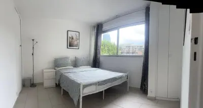 Un ou plusieurs lits dans un hébergement de l'établissement 10 min walk to metro, 2 bedrooms, la défense, parking