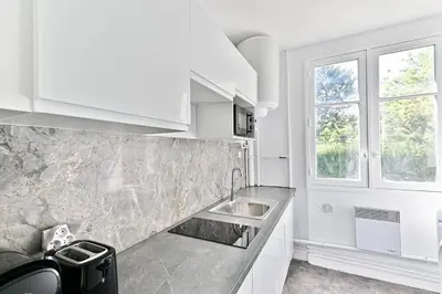 Cuisine ou kitchenette dans l'établissement Appartement lumineux Banlieue Parisienne - III
