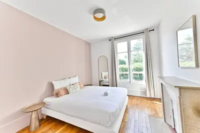 Un ou plusieurs lits dans un hébergement de l'établissement Appartement lumineux Banlieue Parisienne - III