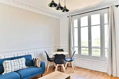 Coin salon dans l'établissement Appartement lumineux Banlieue Parisienne - III