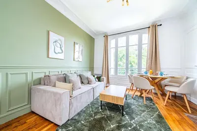 Coin salon dans l'établissement Grand Appartement chaleureux à Puteaux