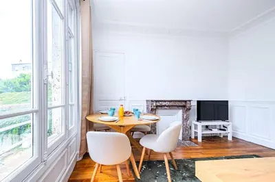 Télévision ou salle de divertissement dans l'établissement Grand Appartement chaleureux à Puteaux
