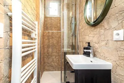 Salle de bains dans l'établissement Grand Appartement chaleureux à Puteaux