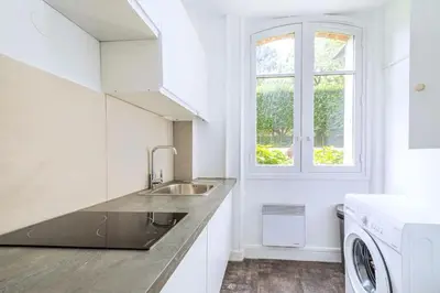 Cuisine ou kitchenette dans l'établissement Grand Appartement chaleureux à Puteaux
