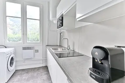 Cuisine ou kitchenette dans l'établissement Appartement Vue panoramique sur la capitale - II