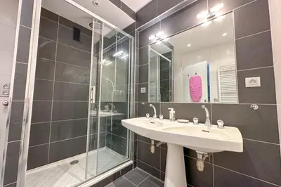 Salle de bains dans l'établissement Flexliving - room - Ternes