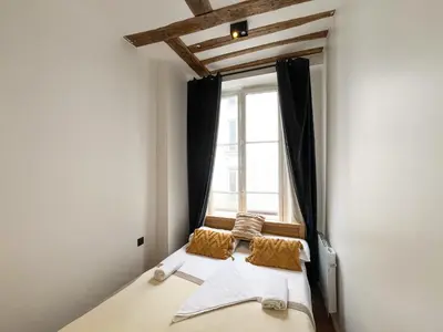 Un ou plusieurs lits dans un hébergement de l'établissement Urban Flat 108 - Classic Parisian 4 BDR Flat