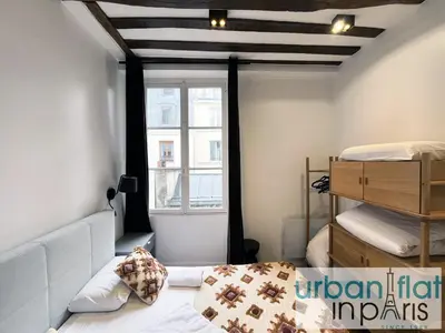 Un ou plusieurs lits dans un hébergement de l'établissement Urban Flat 108 - Classic Parisian 4 BDR Flat