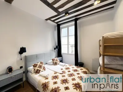 Un ou plusieurs lits dans un hébergement de l'établissement Urban Flat 108 - Classic Parisian 4 BDR Flat