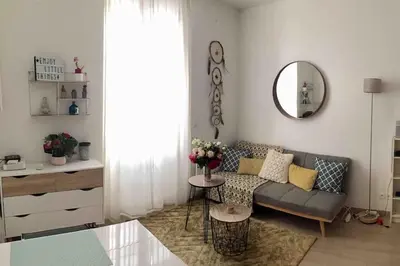 Coin salon dans l'établissement Cozy Flat, 5 mins from metro, 1 bedroom