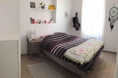 Un ou plusieurs lits dans un hébergement de l'établissement Cozy Flat, 5 mins from metro, 1 bedroom