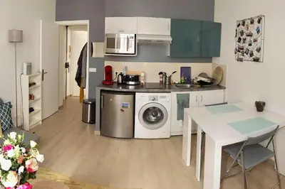 Cuisine ou kitchenette dans l'établissement Cozy Flat, 5 mins from metro, 1 bedroom