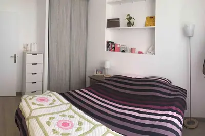 Un ou plusieurs lits dans un hébergement de l'établissement Cozy Flat, 5 mins from metro, 1 bedroom