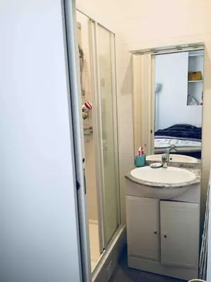 Salle de bains dans l'établissement Cozy Flat, 5 mins from metro, 1 bedroom