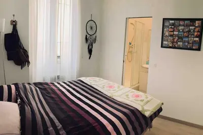 Un ou plusieurs lits dans un hébergement de l'établissement Cozy Flat, 5 mins from metro, 1 bedroom