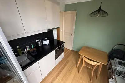Cuisine ou kitchenette dans l'établissement Beautiful T2 with balcony - near Parc Clichy
