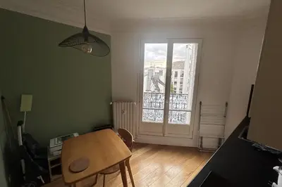 Télévision ou salle de divertissement dans l'établissement Beautiful T2 with balcony - near Parc Clichy