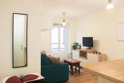 Télévision ou salle de divertissement dans l'établissement bright studio with balcony quiet location