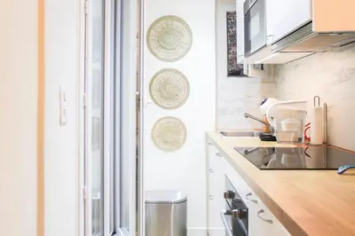 Cuisine ou kitchenette dans l'établissement bright studio with balcony quiet location
