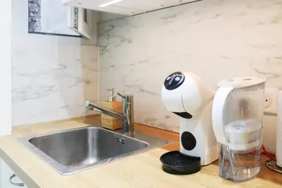 Cuisine ou kitchenette dans l'établissement bright studio with balcony quiet location