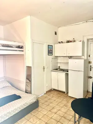 Cuisine ou kitchenette dans l'établissement Appartement confort Paris 75009