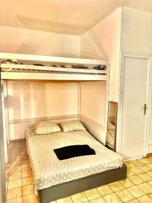 Un ou plusieurs lits dans un hébergement de l'établissement Appartement confort Paris 75009