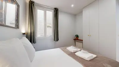 Un ou plusieurs lits dans un hébergement de l'établissement Bluestay 196 - Charmant Appartement au Marais