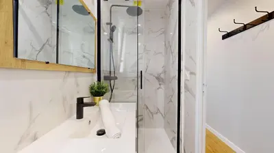 Salle de bains dans l'établissement Bluestay 196 - Charmant Appartement au Marais
