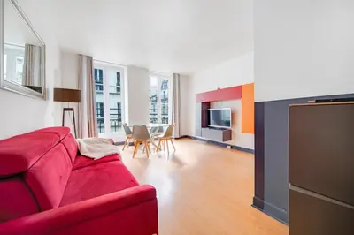 Télévision ou salle de divertissement dans l'établissement Paris Marais Maison Lombard