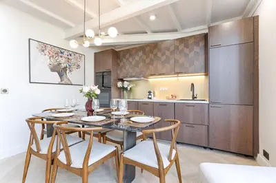 Cuisine ou kitchenette dans l'établissement Duplex à deux pas des Champs Elysée