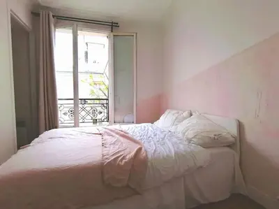 Un ou plusieurs lits dans un hébergement de l'établissement 45m2 Calm APT with elevator 50m to metro Saint Paul N4-4