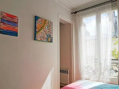 Un ou plusieurs lits dans un hébergement de l'établissement 45m2 Calm APT with elevator 50m to metro Saint Paul N4-4