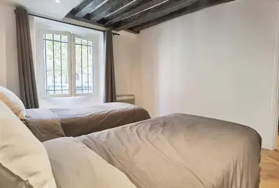 Un ou plusieurs lits dans un hébergement de l'établissement 60m2 New designed 2 bdrs apt heart of Paris 75002 N2-108
