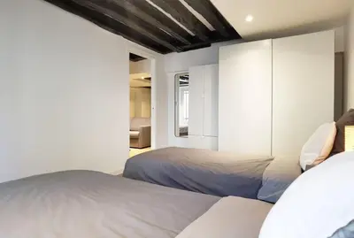 Un ou plusieurs lits dans un hébergement de l'établissement 60m2 New designed 2 bdrs apt heart of Paris 75002 N2-108