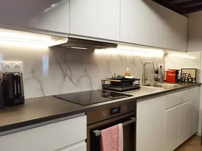 Cuisine ou kitchenette dans l'établissement 60m2 New designed 2 bdrs apt heart of Paris 75002 N2-108