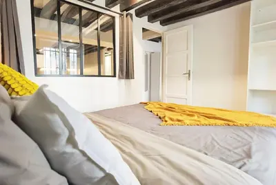 Un ou plusieurs lits dans un hébergement de l'établissement 60m2 New designed 2 bdrs apt heart of Paris 75002 N2-108
