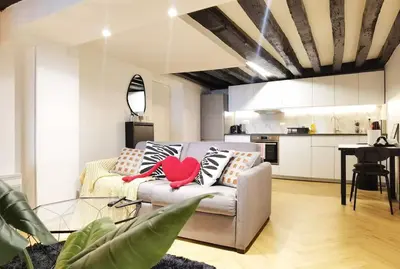 Cuisine ou kitchenette dans l'établissement 60m2 New designed 2 bdrs apt heart of Paris 75002 N2-108