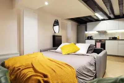 Un ou plusieurs lits dans un hébergement de l'établissement 60m2 New designed 2 bdrs apt heart of Paris 75002 N2-108